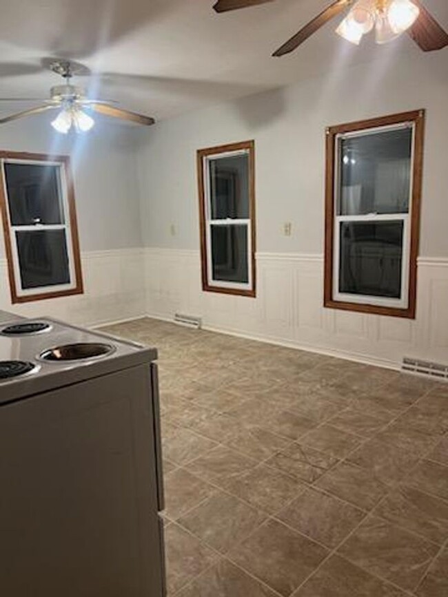 Building Photo - 12 Riverview Lane Bettendorf, IA 52722 - 4...