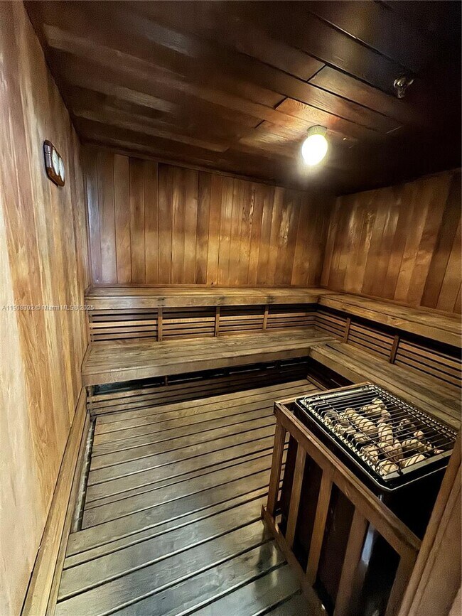 Building Photo - 520 Brickell Key Dr