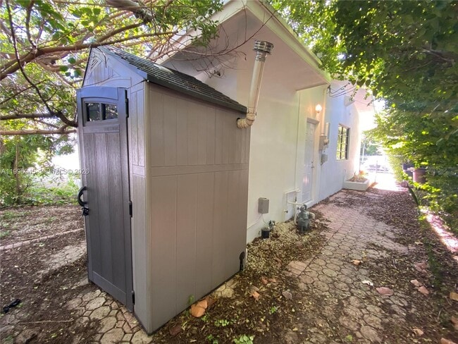 Building Photo - 1101 Bay Dr