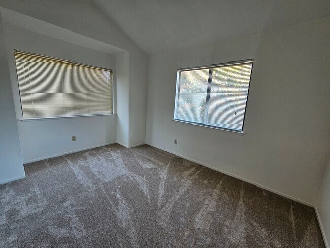 Building Photo - Great Location.... Gorgeous 2 Bedroom 2 Bath End Unit Condo in North San Jose