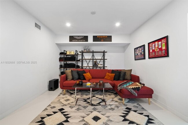 Building Photo - 5055 N Bay Rd