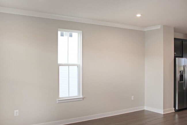Building Photo - End-unit Townhouse with mountain views