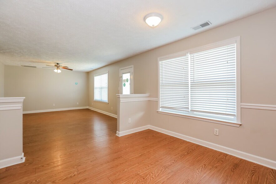 Building Photo - 1620 Beaconcrest Cir