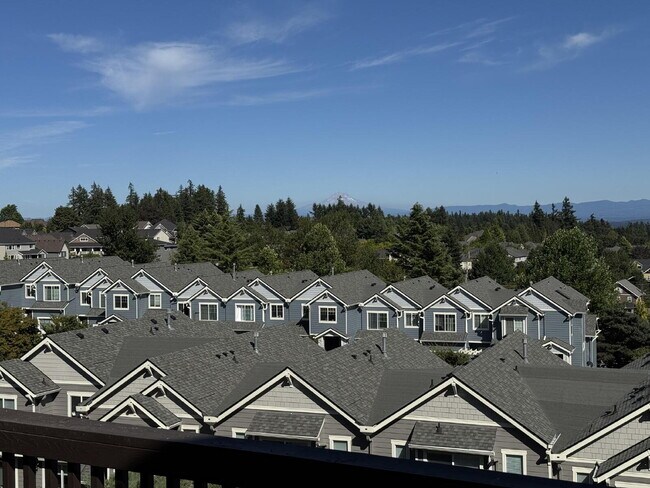 Building Photo - 3 Story Townhome in West Linn.