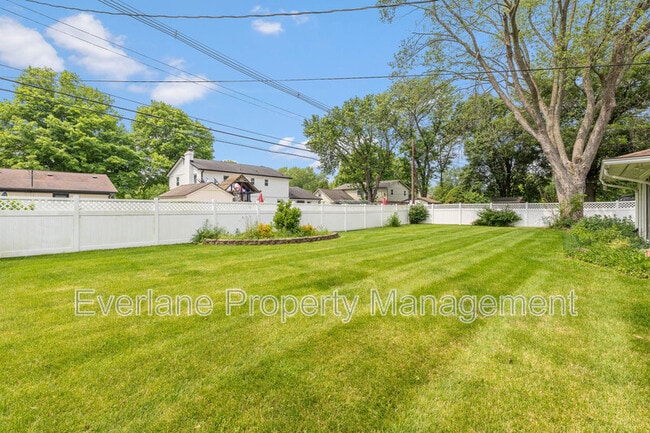 Building Photo - 647 Alwyne Rd