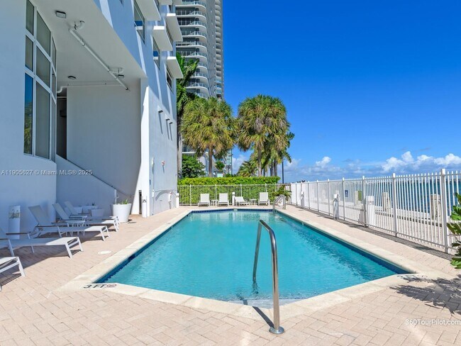 Building Photo - 725 NE 22nd St