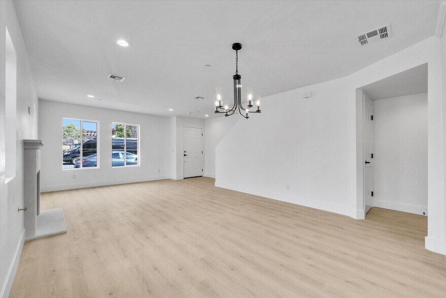 Building Photo - 16385 Valencia Ave