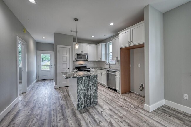 Building Photo - 1915 Willow