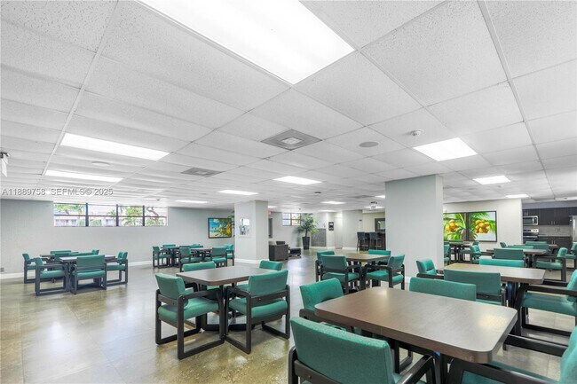 Building Photo - 200 Leslie Dr