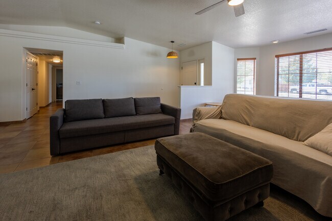 Building Photo - 7313 E Wren Dr