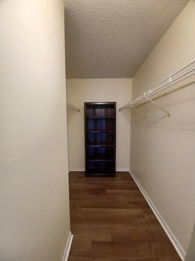 Building Photo - 205 Foxtail Dr