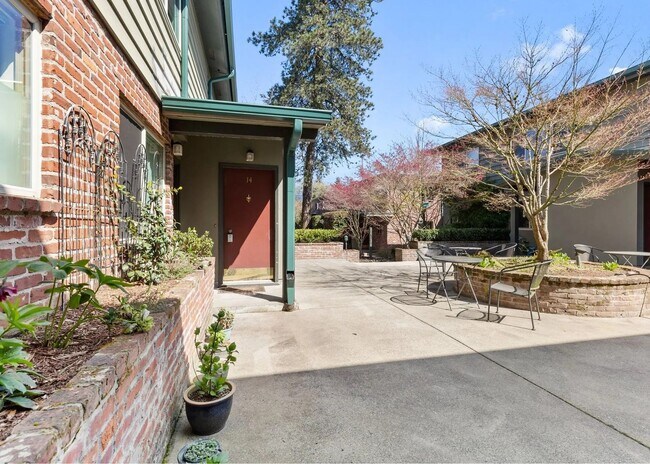 Building Photo - Amazing West Hills Condo! W/S/G + Heat inc...