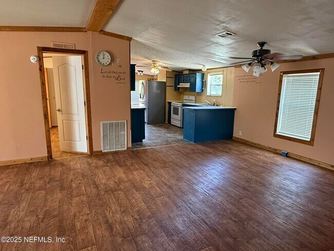 Building Photo - 822 Dawn Ave