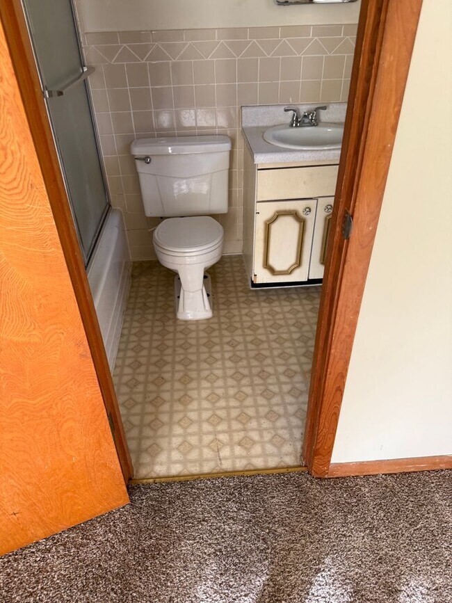 Building Photo - 3 Bedroom 3 Bath on an 1 Acre Landlord doe...