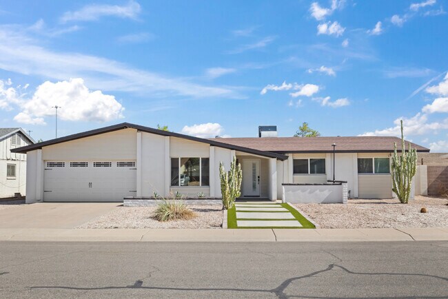 Primary Photo - 2166 E Greenway Dr