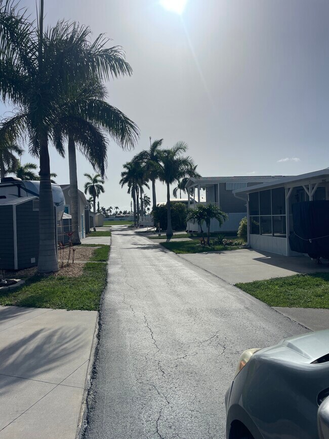 Building Photo - 16300 Pine Ridge Rd