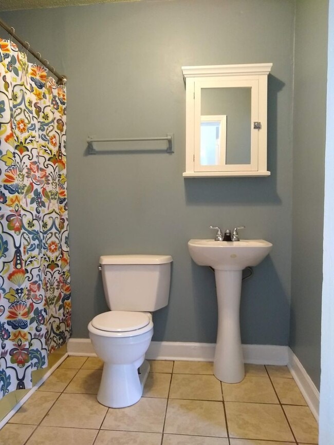 Building Photo - Three Bedroom Two Bath Single Family Home in Riverland Terrace!