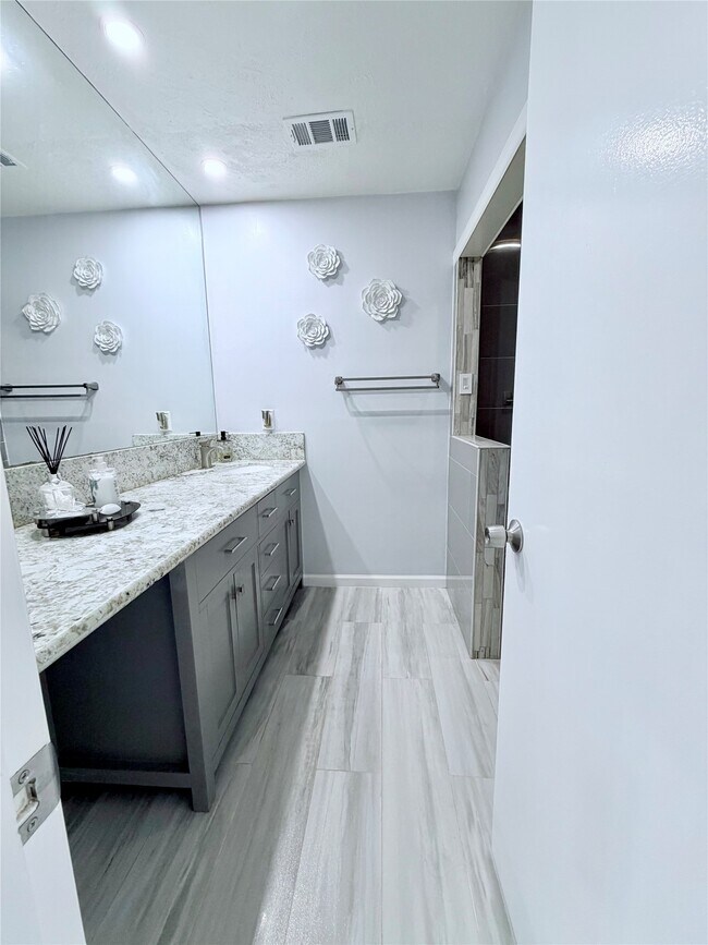 Building Photo - 6610 La Puente Dr
