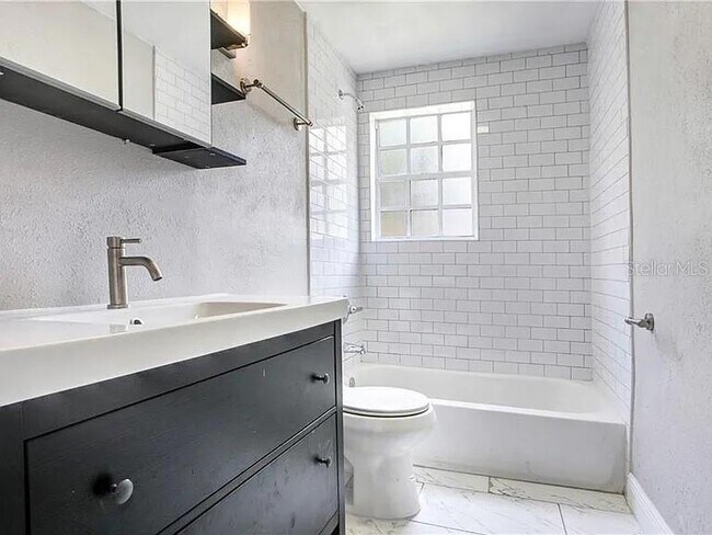 Building Photo - 1015 E 24th Ave