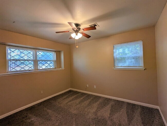 Building Photo - 1813 Hardy Dr