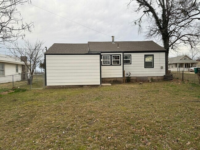 Building Photo - 1304 E Lincoln Ave
