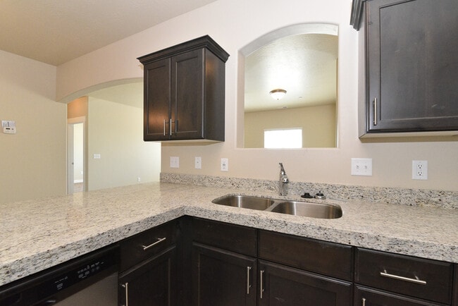 Building Photo - Beautiful Hillcrest Condo in Saratoga Springs