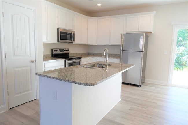 Building Photo - 128 Creekland Wy