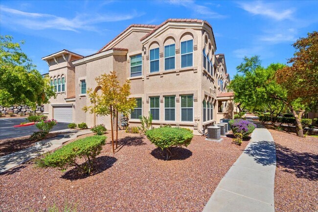 Building Photo - New Paint- 1 Bd Retreat, Community Pool, S...
