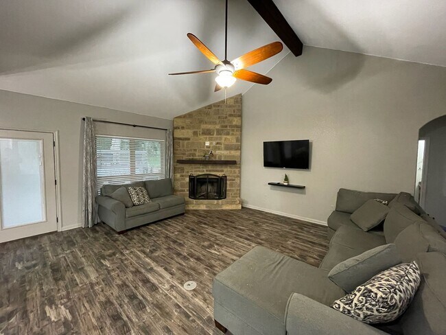 Building Photo - Gorgeous 3 BD/2 BA Home on 2 ACRES in La V...