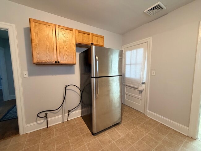 Building Photo - 104 Sycamore St