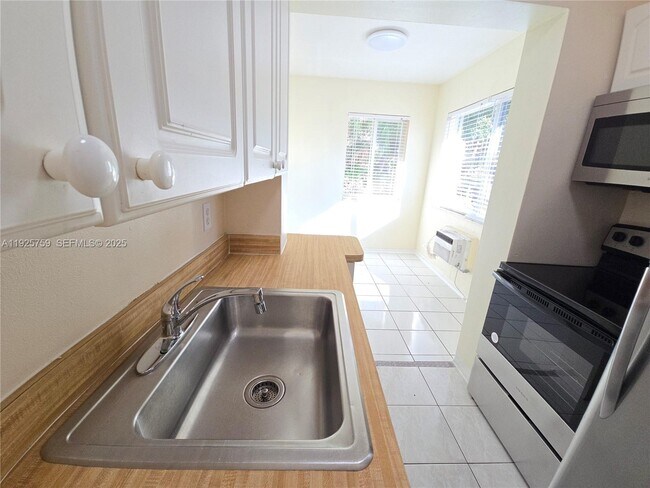 Building Photo - 1942 Monroe St