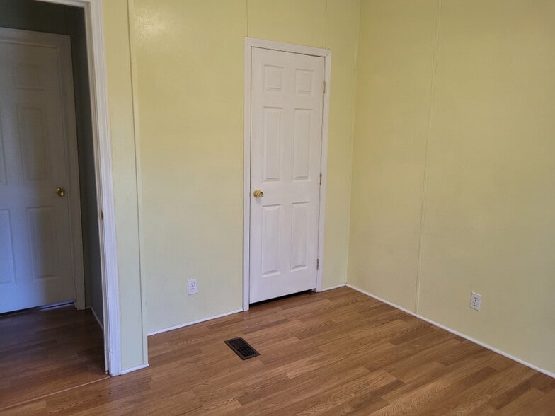 Building Photo - 22696 Lakeway Hbr