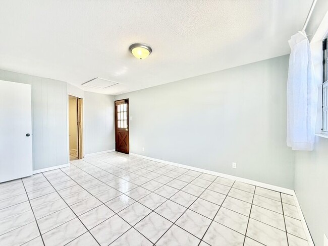 Building Photo - 1300 Classic Dr