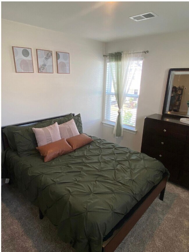 Building Photo - Single-family home