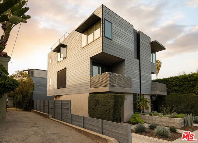Building Photo - 927 Hyperion Ave