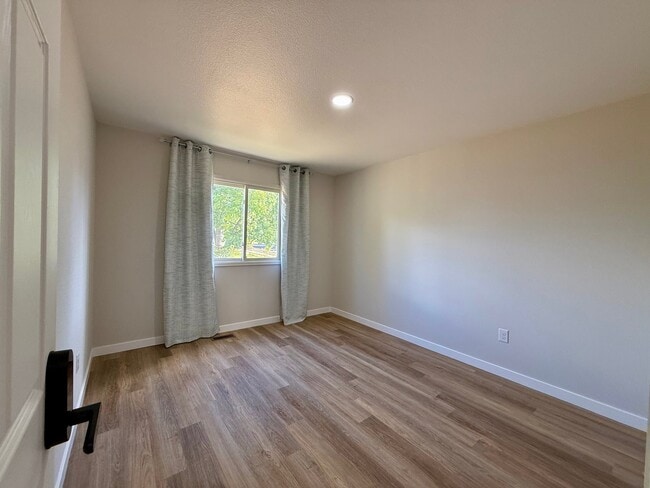 Building Photo - 411 Ruby Dr