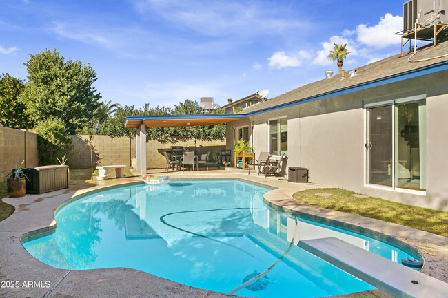 Building Photo - 2707 E Louise Dr