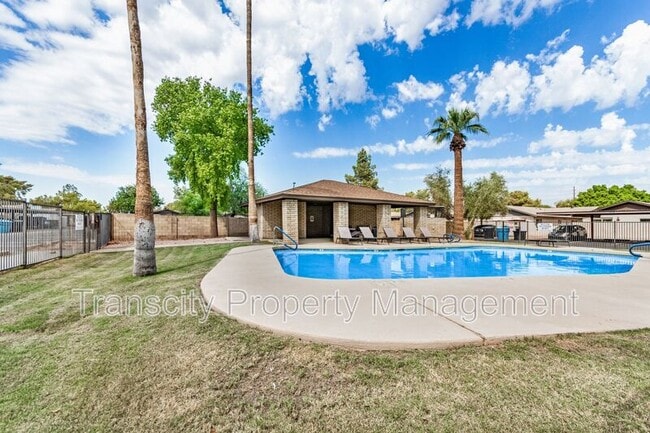 Building Photo - 832 W Laguna Dr