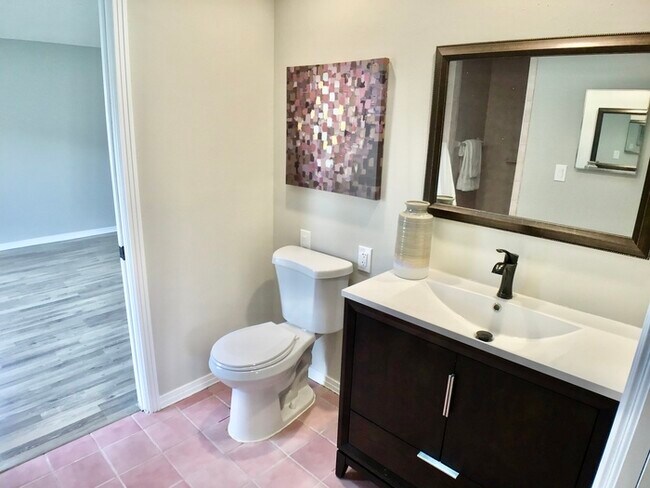 Building Photo - Charming 3/2 home in South Tampa