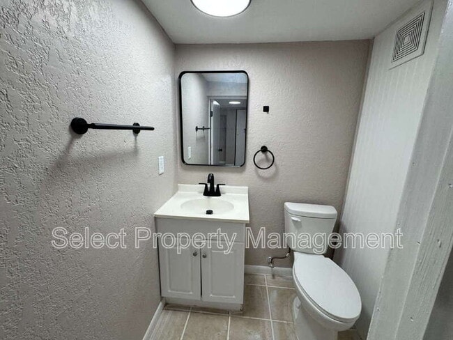 Building Photo - 2927 Hoagland Ave