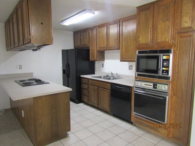 Building Photo - Centrally Located Large Two Story Condo wi...