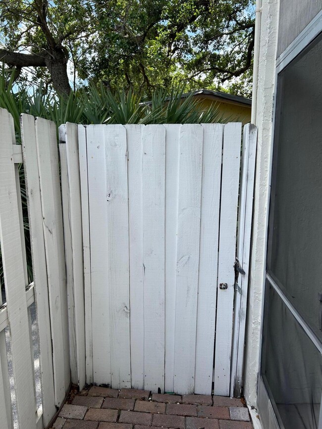 Building Photo - 1220 NE 3rd St