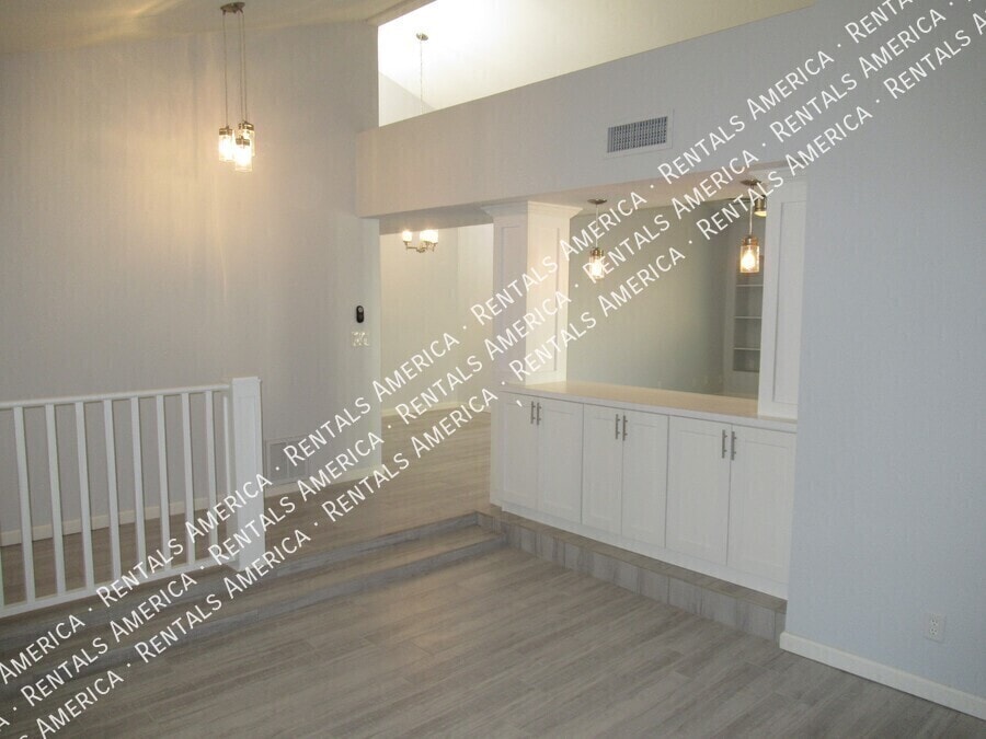 Building Photo - 380 E Barbarita Ave
