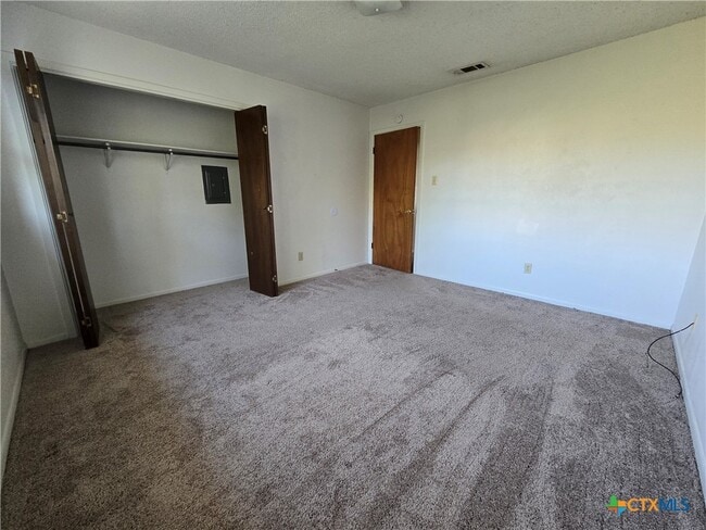 Building Photo - 209 Oak Trail Dr