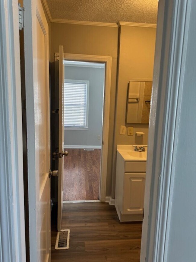 Building Photo - 2 bedroom home with garage available now!