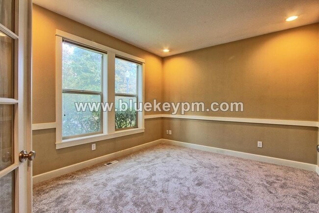 Building Photo - 5 Bedroom, 3.5 Bathrooms on a Culdesac, Wa...