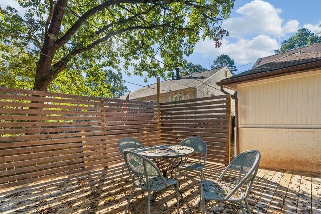 Building Photo - 2 or 3 Bedroom Renovated Mid-Town Charmer