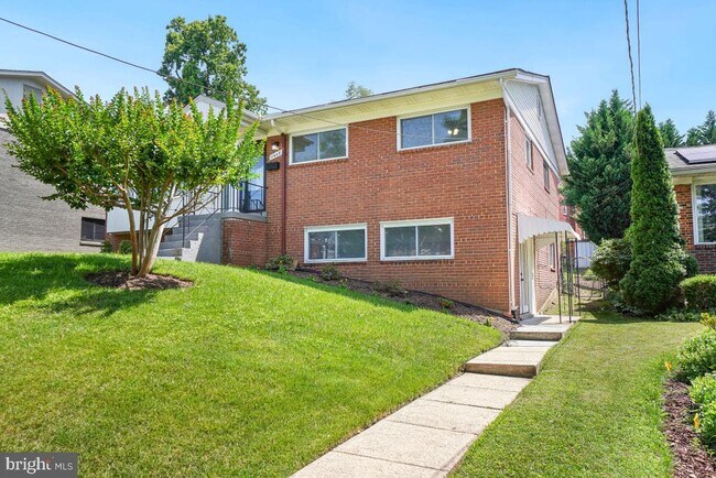 Building Photo - 1446 Roxanna Rd NW
