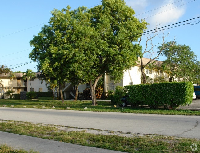 Lakeview Apartments - Lakeview Apts
