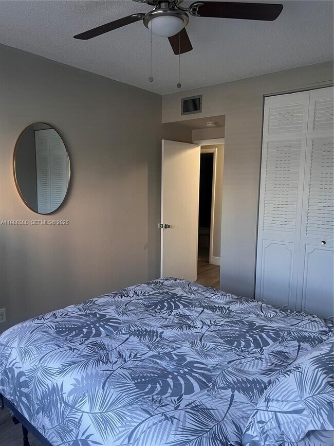 Building Photo - 400 N Riverside Dr